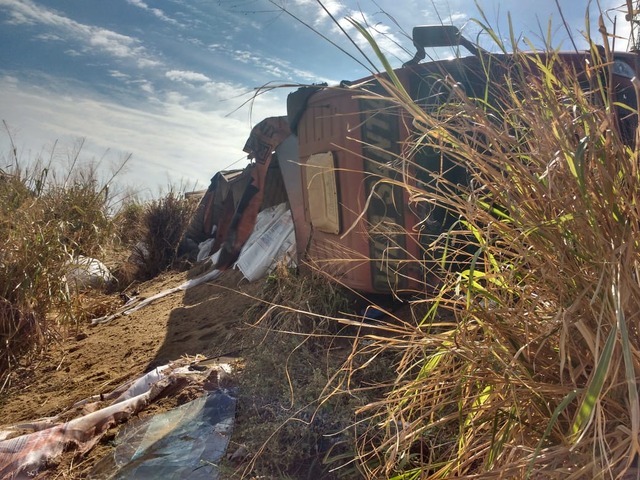Motorista perde controle da direção e carreta tomba na BR 163 em Nova Alvorada do Sul Motorista perde controle da direção e carreta tomba na BR 163 em Nova Alvorada do Sul