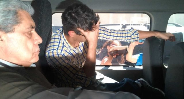 Ex-governador André Puccinelli e filho, sendo transportando em veículo da PF durante a prisão na sexta-feira (20) (Foto: Gustavo Arakaki/TV Morena)