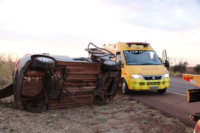 Motorista perde controle da direção e capota HB20 na BR 163 em Nova Alvorada do Sul Motorista perde controle do carro e capota na BR 163. Fotos Rone Cezar Leal