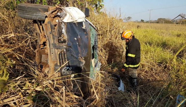 Três pessoas da mesma família ficam feridas em capotamento (Foto: PC de Souza)