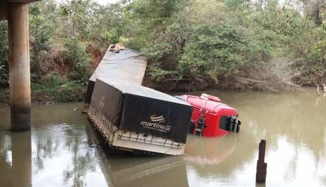 Motorista que caiu com carreta em rio diz à polícia que teve alucinações
