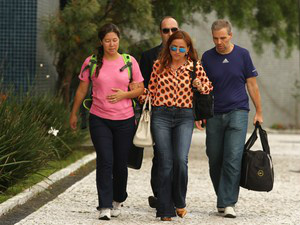 Renata Pereira Britto (blusa rosa) e Ricardo HonorioNeto (camiseta azul) foram soltos neste domingo(Foto: Paulo Lisboa/Brazil Photo Press/Estadão Conteúdo)