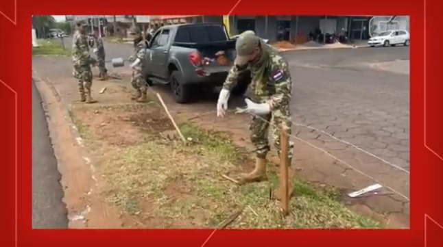 Exército paraguaio reforça arame farpado na fronteira com o Brasil após travessia de moradores Exército paraguaio reforça segurança na fronteira com o Brasil