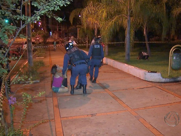 Jovem é morta a facadas na Capital Mãe fica desesperada ao ver corpo da filha (Foto: Reprodução/ TV Morena)