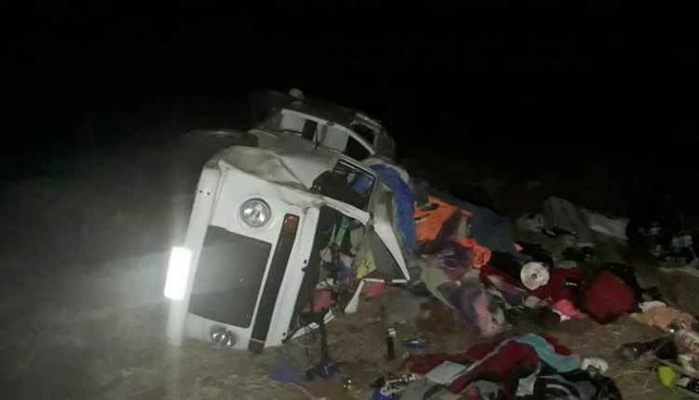 Kombi capota várias vezes após motorista atropelar anta e seis ficam feridos Kombi capota várias vezes após motorista atropelar anta e seis ficam feridos