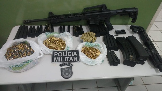 PM de MS apreende munições de fuzil, drogas e arma em caminhonete roubada no PA Arma, munições e carregadores apreendidos em MS (Foto: PM/Divulgação)