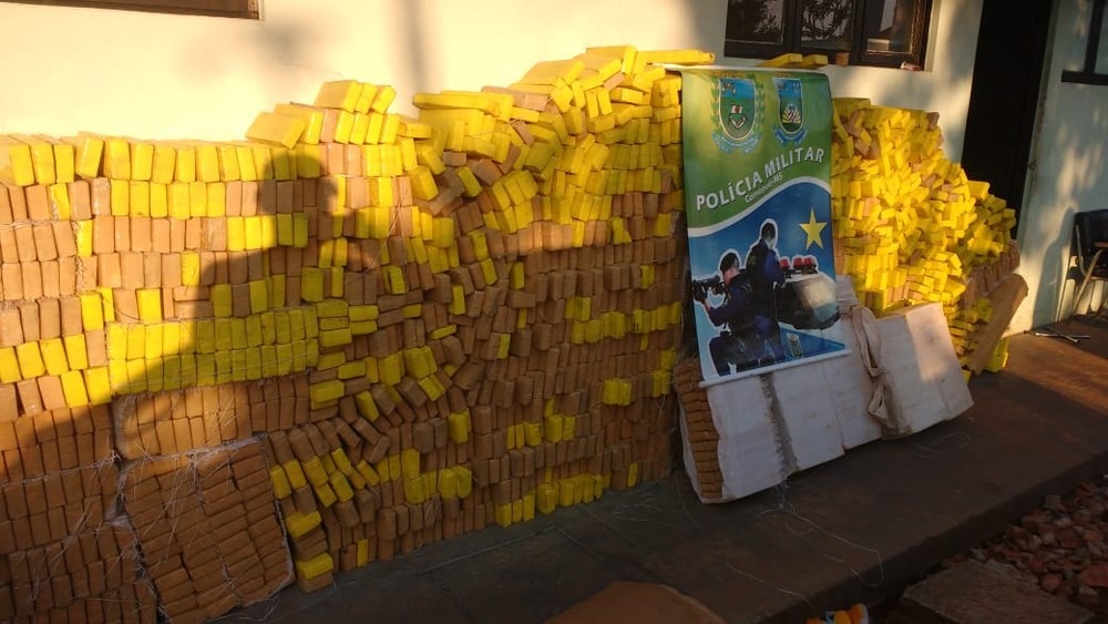 PM de MS apreende munições de fuzil, drogas e arma em caminhonete roubada no PA Tabletes de maconha apreendidos (Foto: PM/Divulgação)