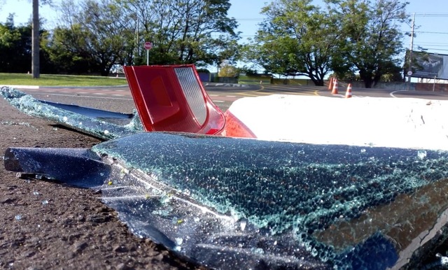 Resquícios dos danos causados aos veículos no acidente (Foto: David Melo/TV Morena)