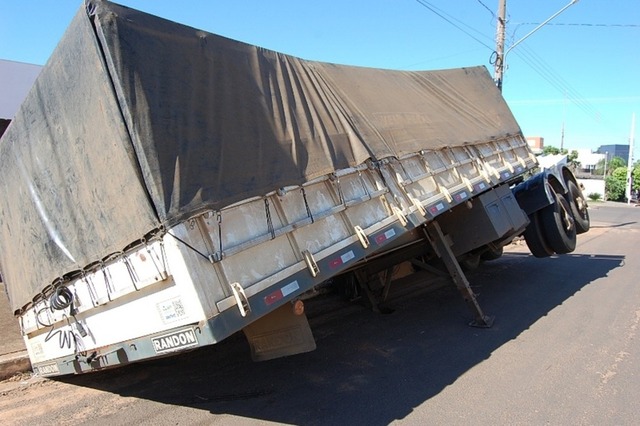 Asfalto não suporta peso de carreta carregada com cal e afunda em cidade de MS Parte de carreta é engolida por asfalto em município de MS. (Foto: Site Nova News / Acácio Gomes )