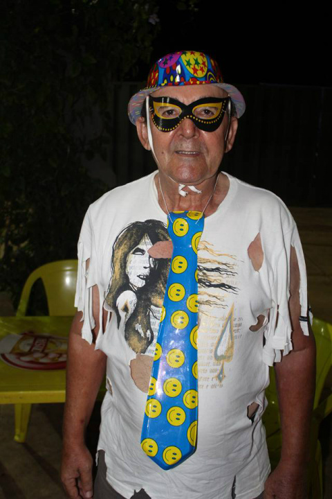 2º NASFOLIA de Nova Alvorada do Sul O folião Manoel Painé está sendo um exemplo no 2º NASFOLIA de Nova Alvorada do Sul. Com 65 anos de idade ele já participa há mais de 40 anos de festas de carnaval.