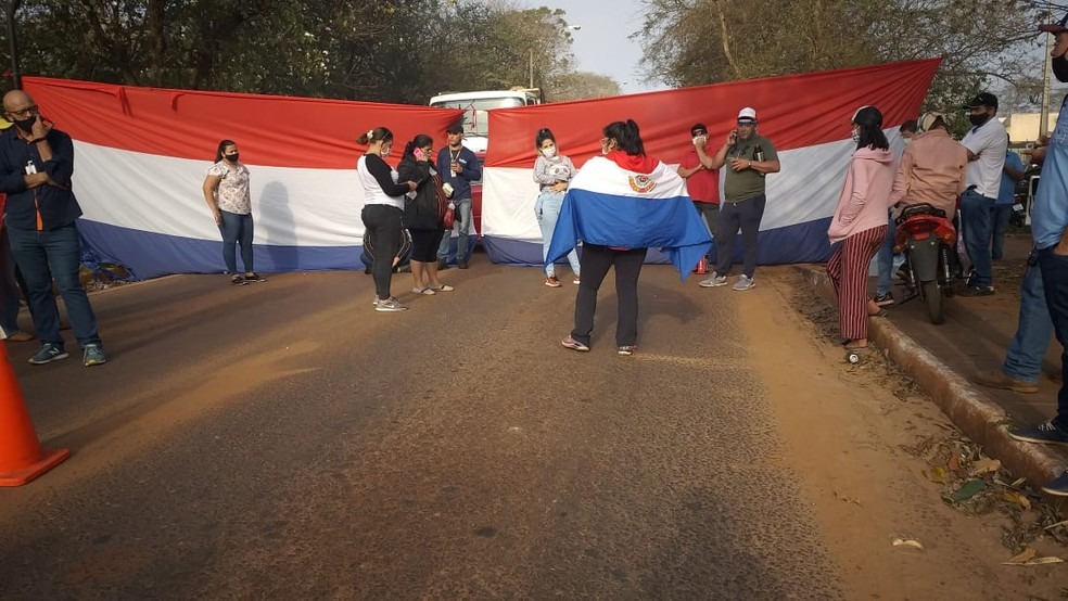 Exército paraguaio reforça arame farpado na fronteira com o Brasil após travessia de moradores Manifestantes na fronteira do Paraguai com o Brasil, em Salto del Guairá, no Paraguai. — Foto: Juan Alcaráz/Arquivo Pessoal