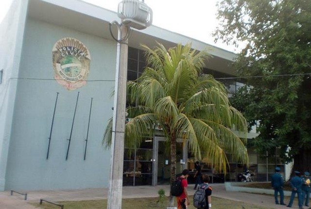 Professor é preso suspeito de estuprar alunas em escola particular de MS Professor é preso suspeito de estuprar alunas em escola particular de MS