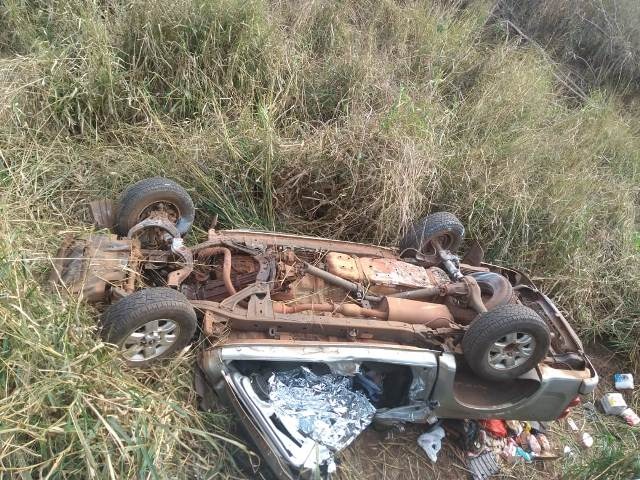 Caminhonete cai de ponte e mata pai e filha na BR-163 Caminhonete cai de ponte e mata pai e filha na BR-163