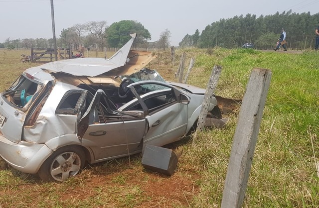Professora morre e filhos de 2 e 8 anos ficam feridos em rodovia de MS Carro da professora ficou bastante destruído após o acidente — Foto: PMR / Divulgação