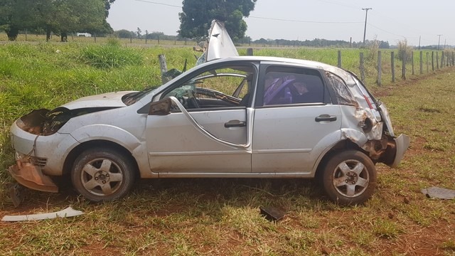 Professora morre e filhos de 2 e 8 anos ficam feridos em rodovia de MS Carro da professora ficou bastante destruído após o acidente — Foto: PMR / Divulgação