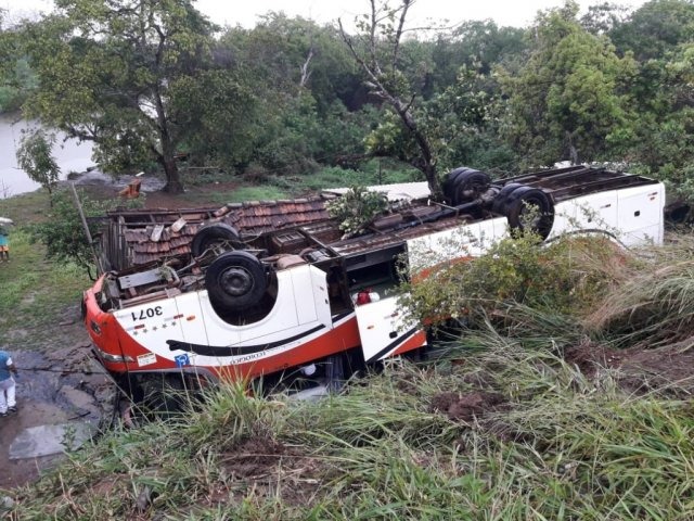 Ônibus cai em ribanceira e atinge casa à margem de rodovia Veículo atingiu a casa às margens da rodovia (Foto: Direto das Ruas)