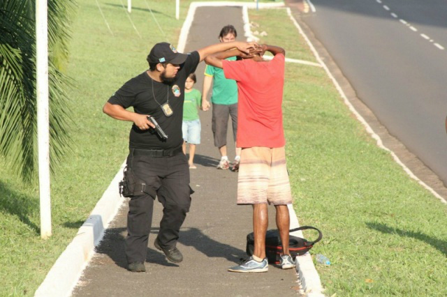 Abordagem Policial Policial aborda adolescente na Afonso Pena. (Foto: Marcos Ermínio)