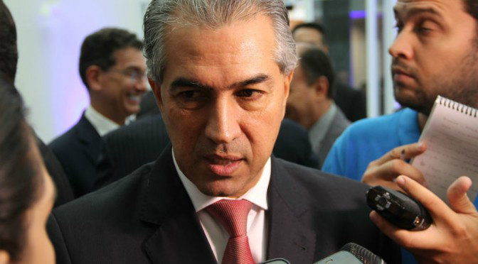 Sisfron Ao lado do ministro Aldo Rebelo (Defesa), o governador Reinaldo Azambuja acompanha, nesta sexta-feira (12), às 10h, em Dourados, a apresentação do projeto piloto em implantação do Sisfron