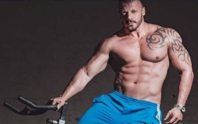 Ex-BBB Cristiano relembra participação no reality: "Me sentia o patinho feio"