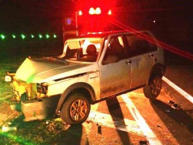Condutor embriagado invade pista e colide Uno com caminhão na BR-267 Condutor embriagado invade pista e colide Uno com caminhão na BR-267