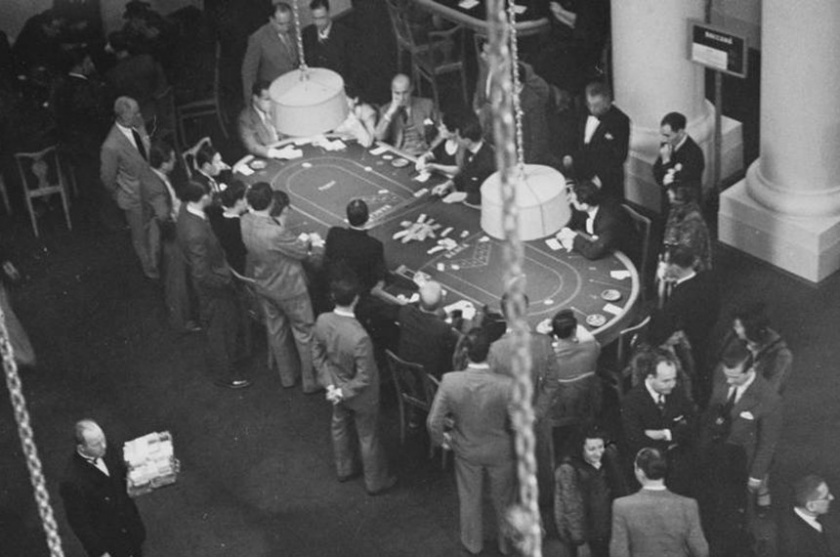 Jogadores apostam num cassino do Rio: os jogos de azar tiveram vida curta no Brasil, permitidos entre 1920 e 1946.