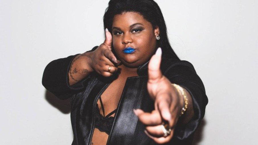 MC Carol critica padrões de beleza: "Não precisamos alterar nossos corpos"