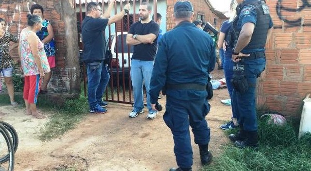 Na frente do pai, rapaz é executado com mais de 30 tiros de fuzil Na frente do pai, rapaz é executado com mais de 30 tiros de fuzil