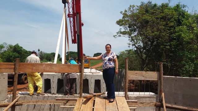 Para Vereadora Aninha, Ponte de Concreto dará mais segurança para os moradores da região da Água Encanada Vereadora Aninha acompanhando os andamento da construção da pontes. Foto Assessoria da Vereadora.