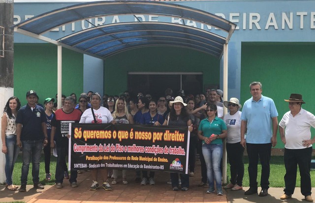 Após paralisação, prefeito se compromete a pagar piso a professores a partir de 2019 Após paralisação, prefeito se compromete a pagar piso a professores a partir de 2019