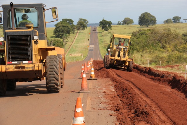 Reinaldo recupera rodovia “esfarelada” em Camapuã Reinaldo recupera rodovia “esfarelada” em Camapuã