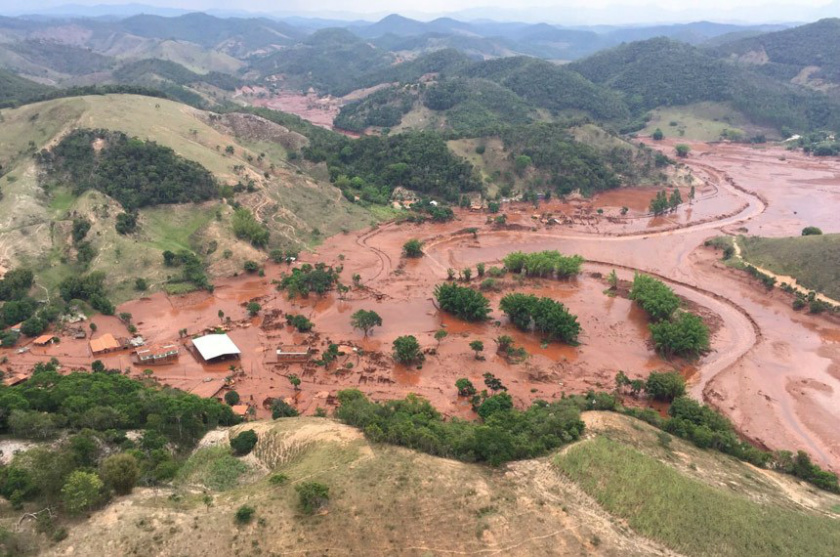 Área atingida pelo rompimento da barragem da mineradora Samarco, no município mineiro de Mariana Foto: Corpo de Bombeiros-MG