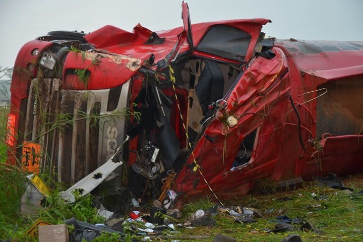 IVINHEMA: Carreta carregada de álcool capota e deixa homem ferido na MS-141 IVINHEMA: Carreta carregada de álcool capota e deixa homem ferido na MS-141