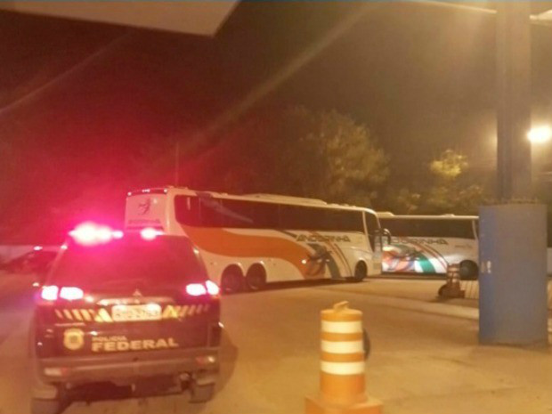 PF flagra 74 bolivianos ilegal PF flagrou imigrantes ilegais no Brasil (Foto: Reprodução/ TV Morena)
