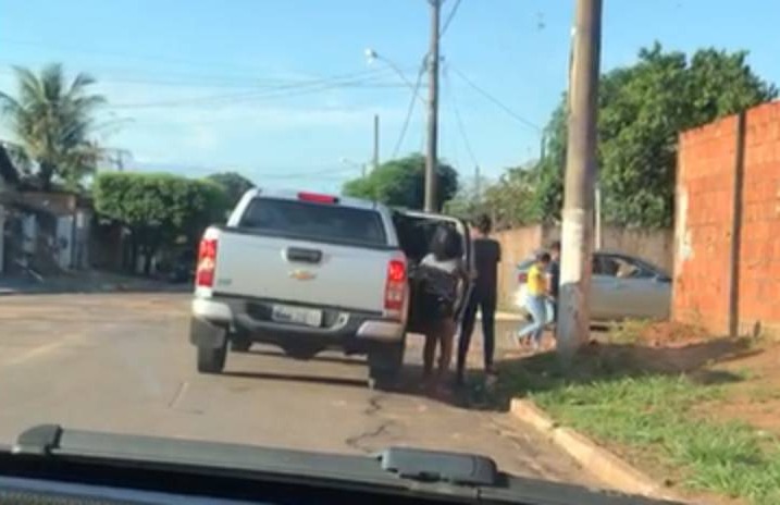 Vereadora e ex-prefeito de Ribas estão presos por flagrante de transporte de eleitores Zé Cabelo é flagrado transportando eleitores próximo à Escola ISA (Foto: Reprodução WhatsApp)