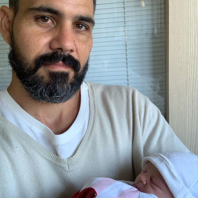 Nasce primeira filha de Juliano Cazarré: "protagonista da minha vida"