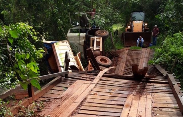 Ponte quebra e caminhão da prefeitura cai dentro do córrego em Paranaíba Ponte quebra e caminhão da prefeitura cai dentro do córrego em Paranaíba