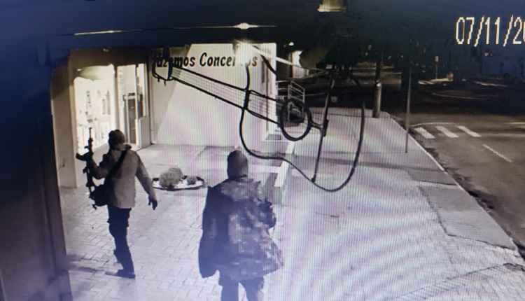 Com fuzis e bombas, bandidos atacam policiais, cercam cidade e levam dinheiro de agências bancárias Com fuzis e bombas, bandidos atacam policiais, cercam cidade e levam dinheiro de agências bancárias