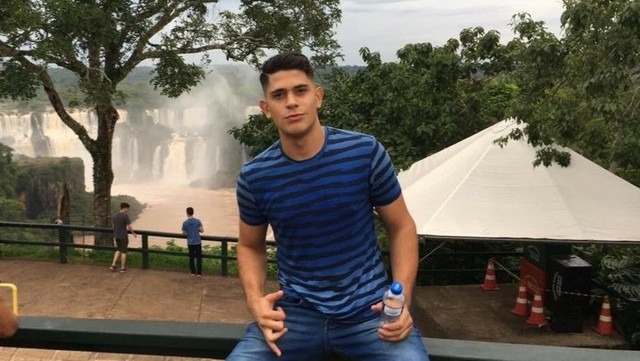 Jovem encontra envelope com R$2,5 mil e devolve ao dono em MS Jovem encontra envelope com R$2,5 mil e devolve ao dono em MS