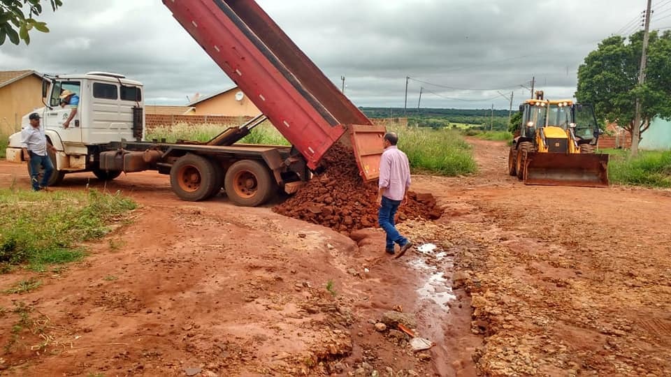 Prefeitura de Nova Alvorada do Sul intensifica recuperação das ruas danificadas pelas chuvas Prefeito Arlei acompanha os serviços de cascalhamento das ruas danificadas pelas fortes chuvas. foto Assessoria de comunicação