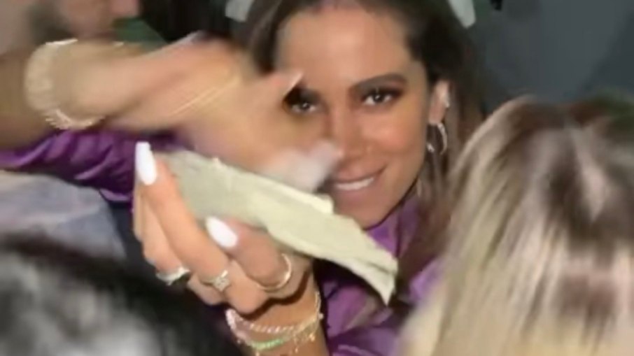 Anitta joga dinheiro para o alto em balada nos EUA e fãs reagem: "Fútil"