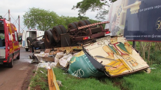 Caminhão fica sem freio e condutor fica ferido em acidente em rotatória de Itaporã Caminhão fica sem freio e condutor fica ferido em acidente em rotatória de Itaporã