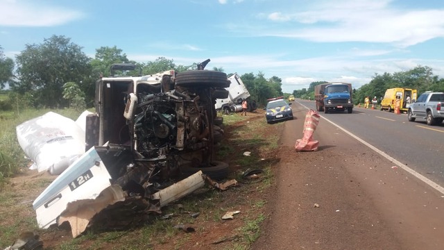 Carreta foi parar as margens da estrada (Divulgação PRF)