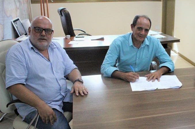 Compra de farinha vira escândalo e juiz bloqueia bens por desvio de dinheiro da merenda Paulo Puff e o prefeito Arlei: secretário de Educação fez a denúncia que levou ao bloqueio dos bens do chefe (Foto: Arquivo)