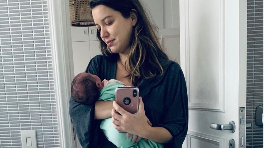 Nathalia Dill publica foto com filha recém-nascida: "muito amor"