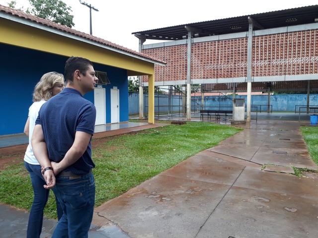 Em dia de chuva, água inunda escola no bairro Santo Antonio e moradores pedem ajuda a vereador Em dia de chuva, água inunda escola no bairro Santo Antonio e moradores pedem ajuda a vereador