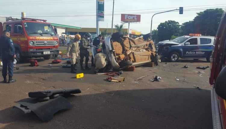 Motorista fica preso às ferragens após carro capotar em colisão com viatura da PM Veículo capotou após bater em viatura da PM. (Foto: Vinicius Costa)