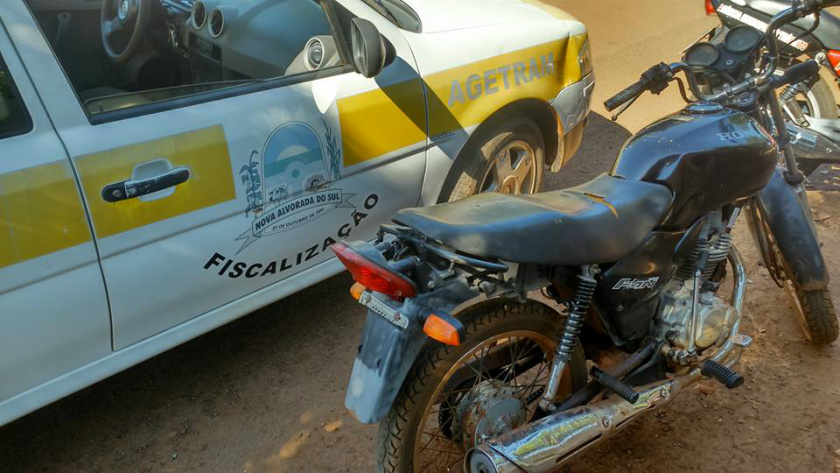 Nova Alvorada do Sul - Agetran é hostilizada Motocicleta apreendida sem placa