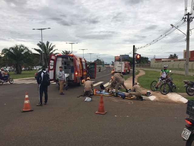 Três pessoas ficaram feridas em acidente com duas motos em frente ao CMO, em Campo Grande Três pessoas ficaram feridas em colisão de duas motos em Campo Grande — Foto: Osvaldo Nóbrega/TV Morena