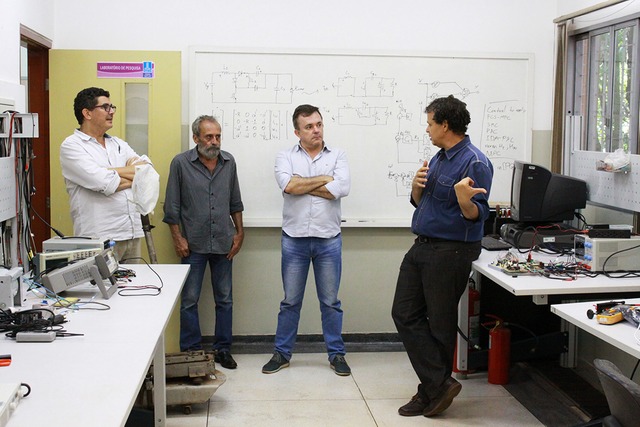 Vander visita laboratório da UFMS para conhecer tecnologias sociais para produção de alimentos Vander visita laboratório da UFMS para conhecer tecnologias sociais para produção de alimentos