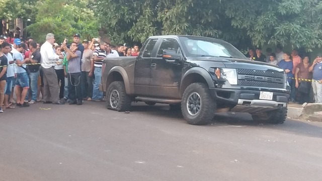 Caminhonete em que estava sobrinho de Jarvis Pavão sofre atentado em cidade paraguaia na fronteira com MS Caminhonete em que estava sobrinho de Jarvis Pavão foi atingida em Pedro Juan Caballero. — Foto: Ministério Público do Paraguai/Reprodução